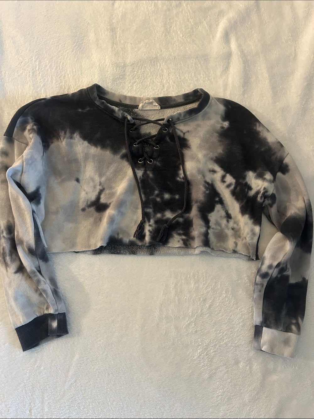 Olive & Oak Black & White Tie-Dye Lace-Up Cropped Sweatshirt